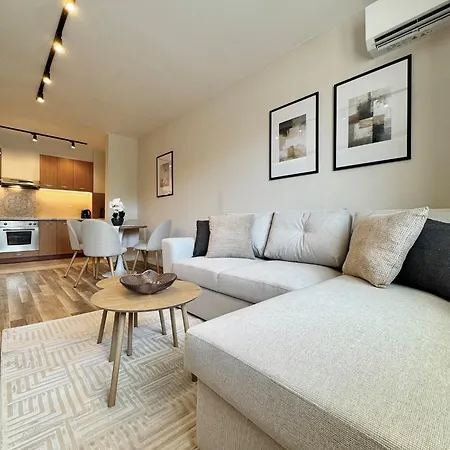 Central Comfort Stay & Free Parking 아파트